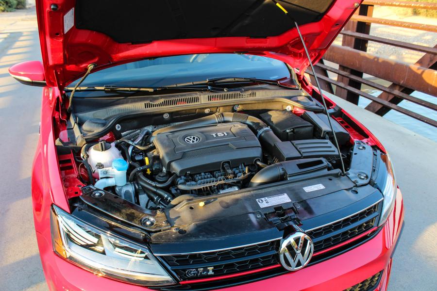 Моторный отсек Volkswagen Jetta GLI (Typ 1B) 2015 года  (NA) (фото 25 из 40)
